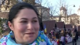 VIDEO O femeie a fost agresată în stația de tramvai de către un angajat de salubritate. Călătorii au filmat incidentul